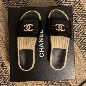 Chanel CC pearl black leather slides 37.5